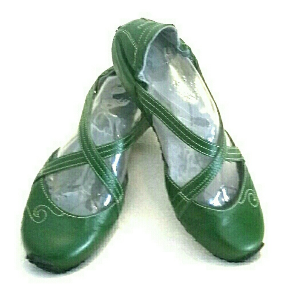 AHNU KARMA SIZE 8 YOGA-INSPIRED FLATS